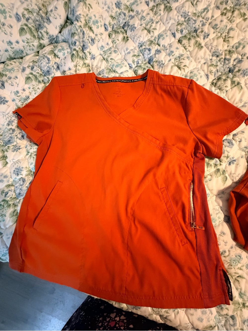 Koi lite scrub set in a teracoda/rust color. Top is a xl, pant a large, - Picture 5 of 10